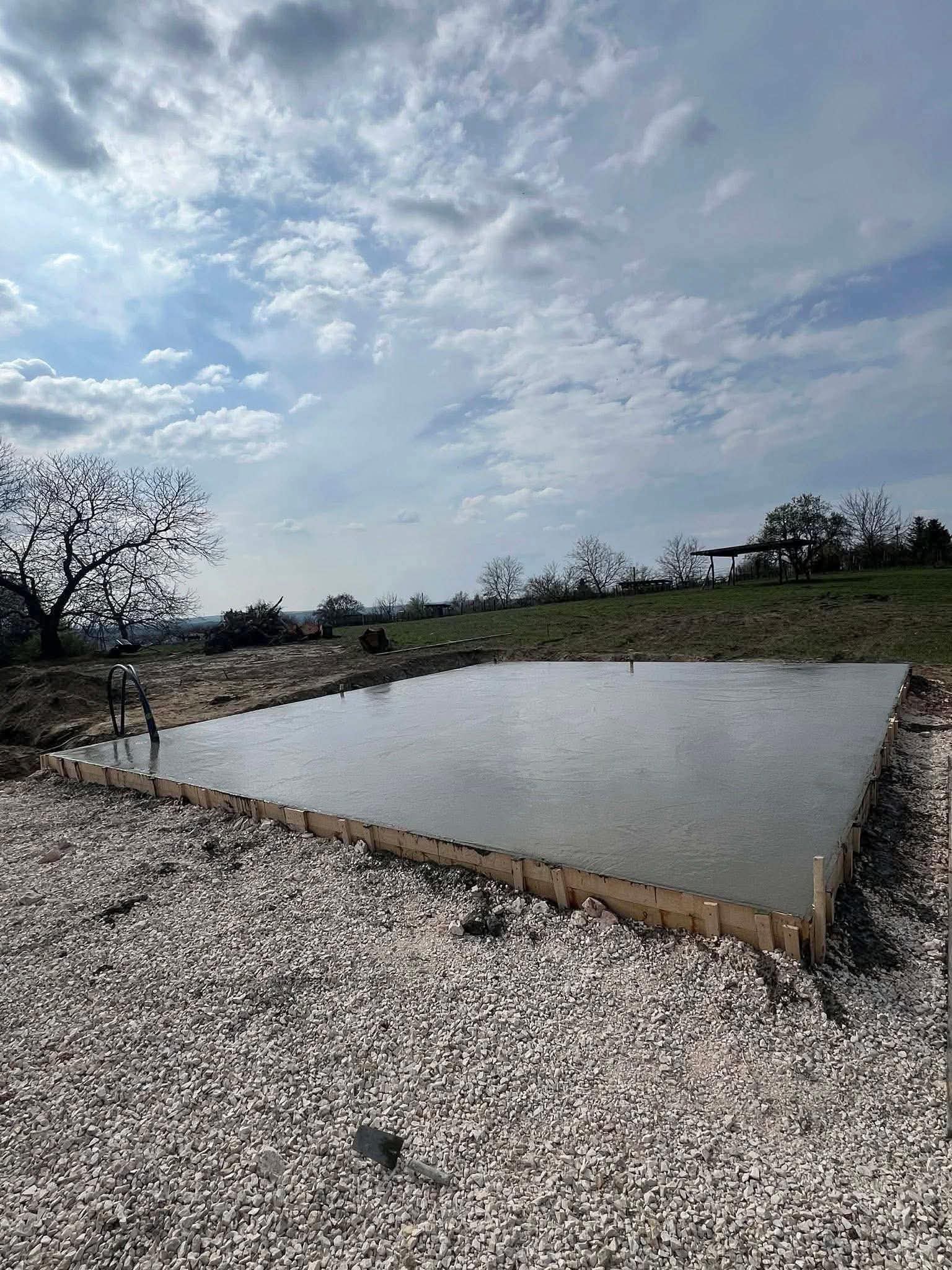 Betonalap készítése kültéri területhez, simított felülettel és stabil zsaluzással.